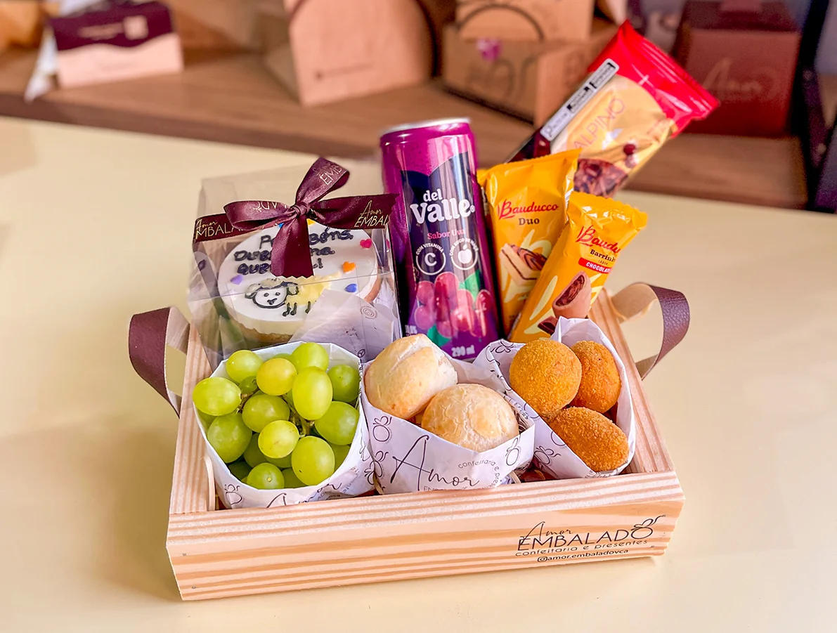Cesta especial com cupcakes, frutas, pães e bebida
