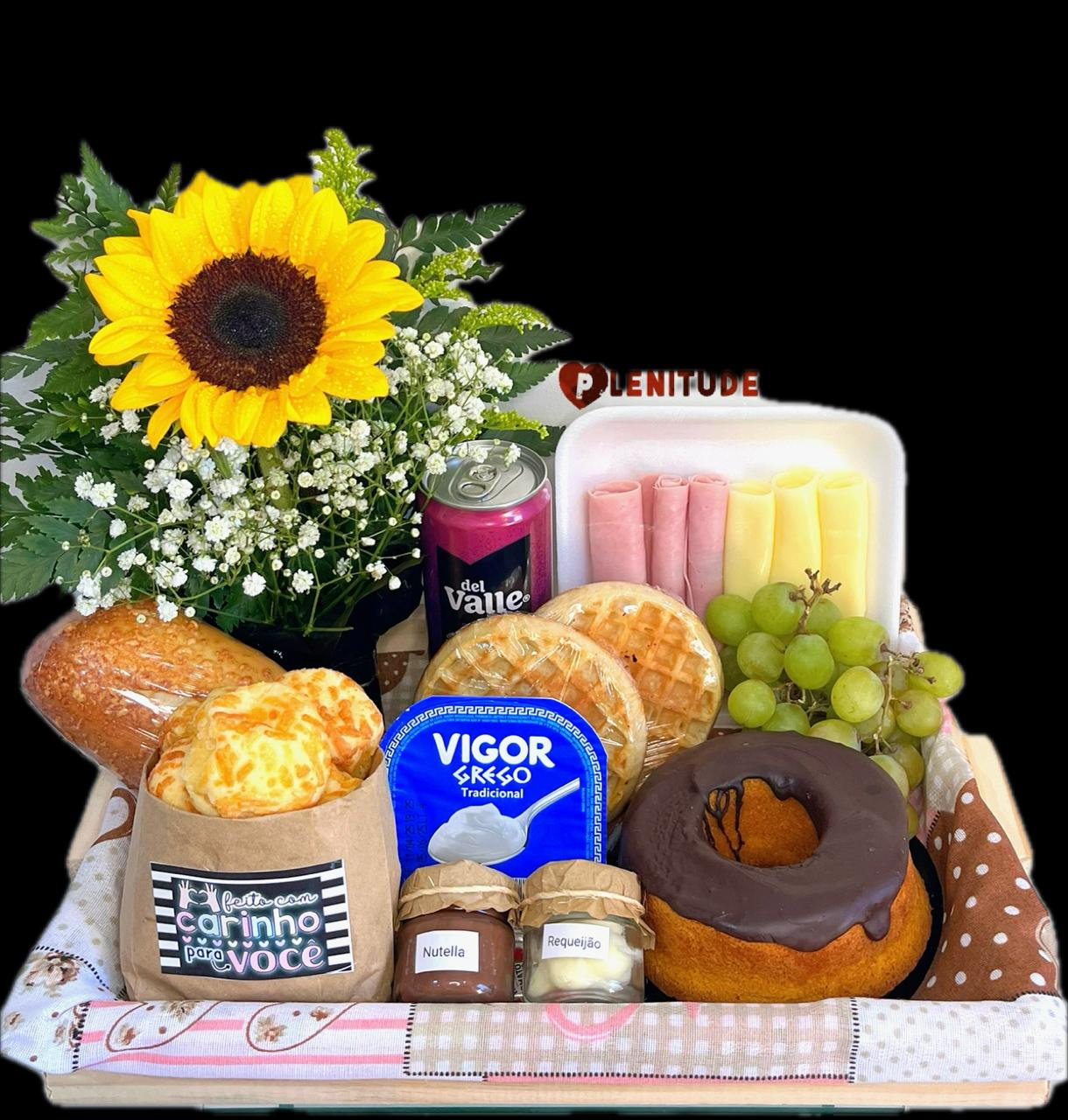 Cesta delicada com flores, bandeja e doces de café da manhã