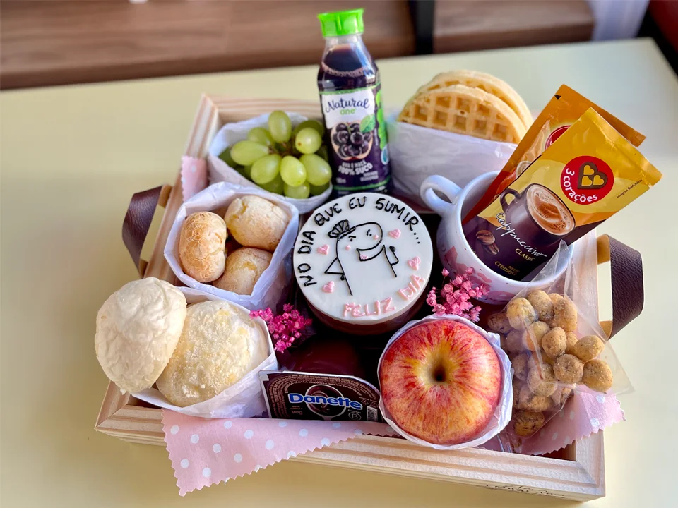 Cesta de presente com girassol e doces