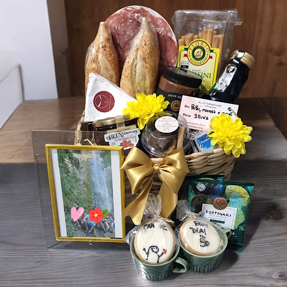 Cesta gourmet em caixa com doces e salgados