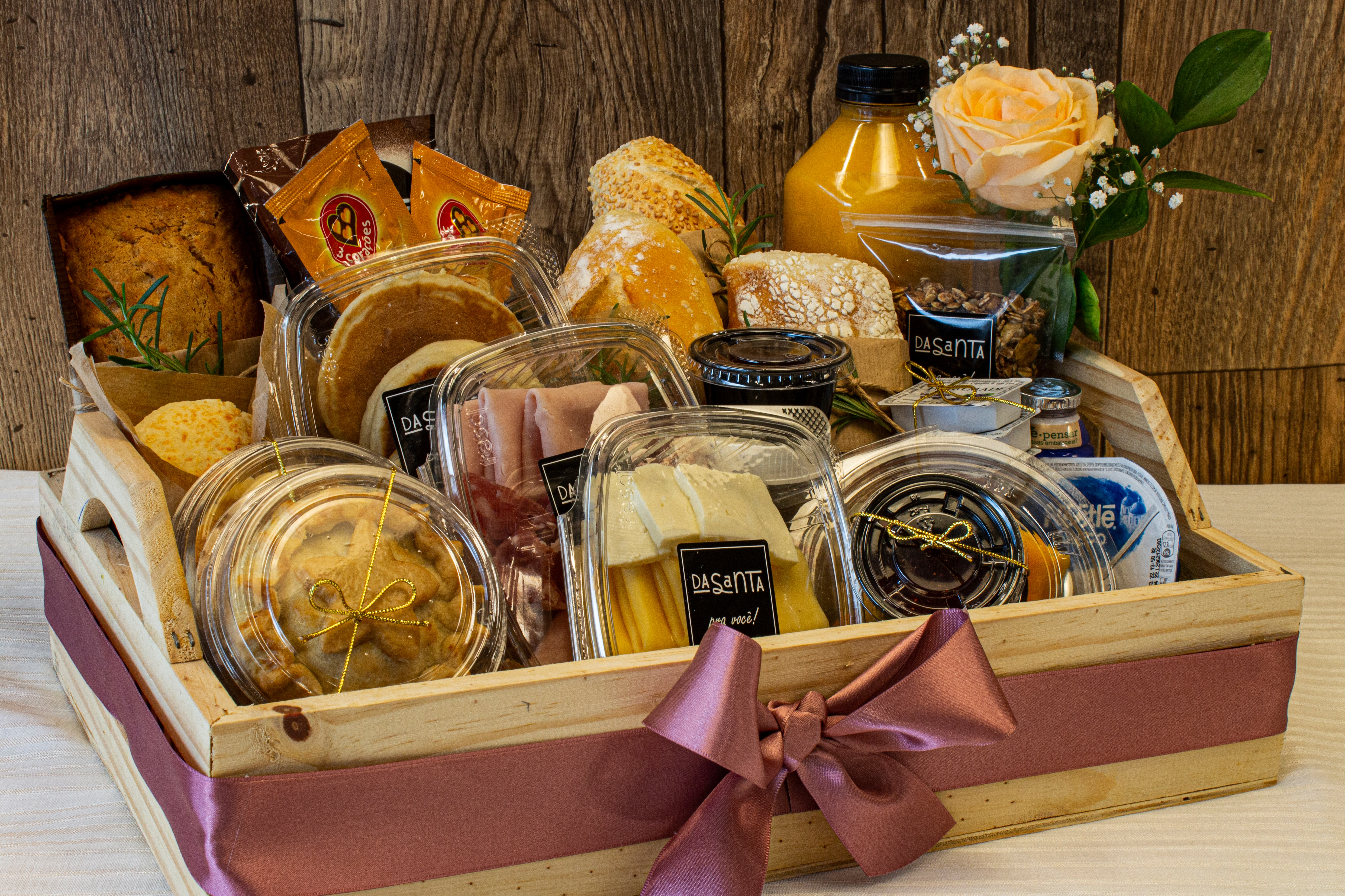 Cesta clássica com caneca e trufas artesanais