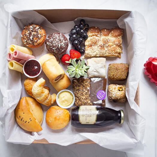 Cesta refinada com itens gourmet