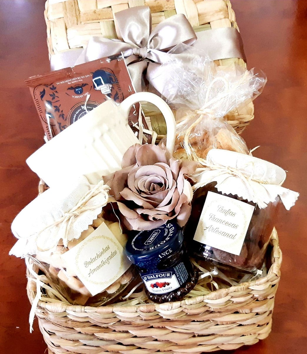Cesta aconchegante com café e acompanhamentos