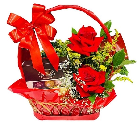 Cesta com doces e chocolates variados