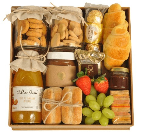 Cesta com itens especiais e café da manhã