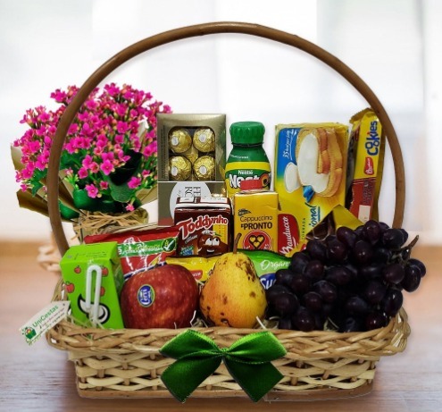 Cesta criativa com variedade de doces